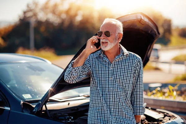 Idősebb Férfi Problémái Vannak Egy Autóval Lerobbant Autó Úton — Stock Fotó