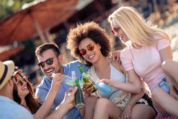 Grupo Jóvenes Atractivos Disfrutando Playa Bebiendo Brindando — Foto de Stock