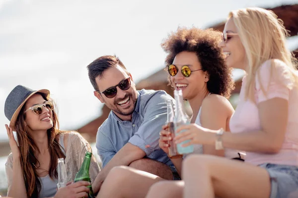 Junge Freunde Genießen Eine Strandparty Mit Musik Und Getränken — Stockfoto