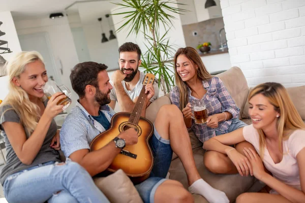 Groep Vrienden Hebben Partij Thuis Gitaar Spelen — Stockfoto