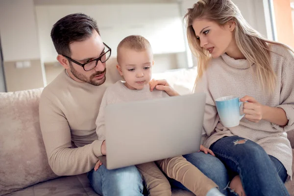 Smiing Pais Seu Filho Usando Laptop Casa — Fotografia de Stock