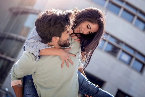 Pariskunta Rakastunut Onnellisia Romanttisia Ihmisiä Kadulla — kuvapankkivalokuva