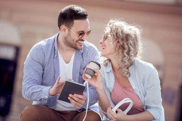 Feliz Joven Pareja Escuchando Música Compartiendo Tableta — Foto de Stock