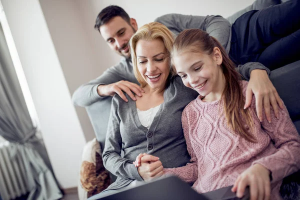 Família Assistindo Filme Laptop Sua Sala Estar Amor Família Tecnologia — Fotografia de Stock