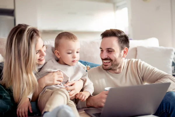 Família Feliz Sentado Sofá Usando Laptop Sala Estar — Fotografia de Stock