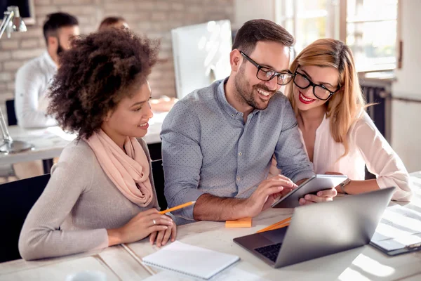 Socios Comerciales Trabajando Juntos Mirando Tableta Discutiendo Sobre Nuevo Proyecto — Foto de Stock