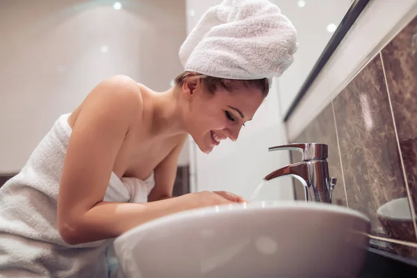 Beautiful Young Woman Washing Her Face — Stock Photo, Image