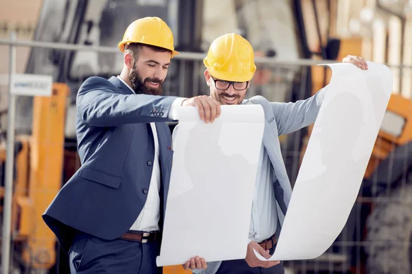 Två Ingenjör Byggare Med Ritningsplan Byggarbetsplats — Stockfoto