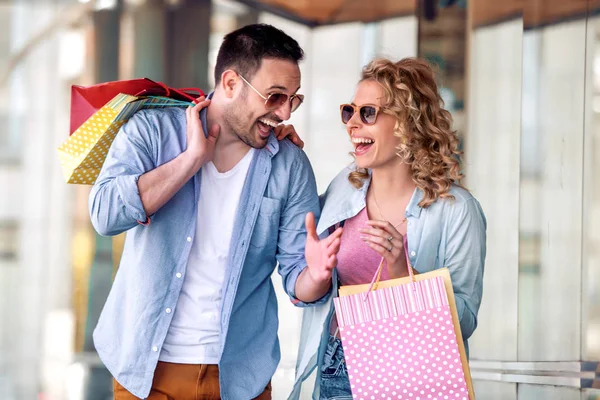 Retrato Una Pareja Con Bolsas Compras Ciudad Concepto Personas Venta — Foto de Stock