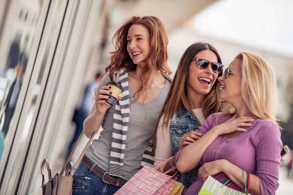 Feliz Amigos Compras Três Lindas Jovens Mulheres Gostando Fazer Compras — Fotografia de Stock