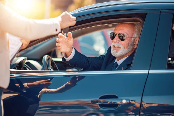 Homme Âgé Assis Intérieur Une Nouvelle Voiture Avec Des Clés — Photo