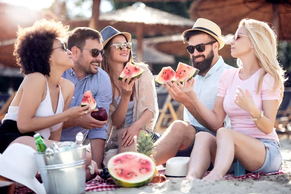 Vänner Som Har Roligt Stranden Äter Vattenmelon — Stockfoto