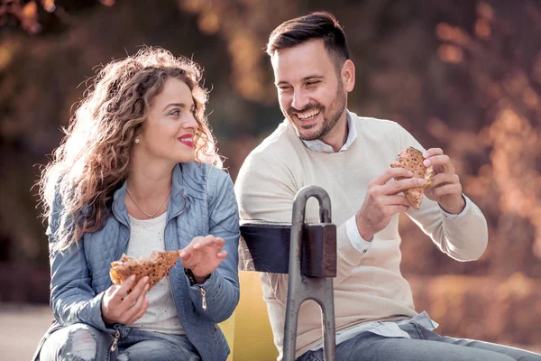 Joyeux Jeune Couple Ils Rient Mangent Des Sandwichs Amusent Bien — Photo