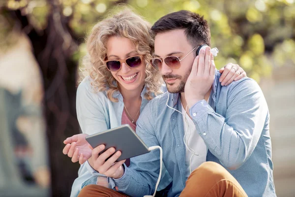 Portrait Jeune Couple Utilisant Une Tablette Écoutant Musique Dans Rue — Photo