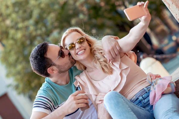 Beau Jeune Couple Prenant Selfie Avec Téléphone Intelligent Dans Ville — Photo