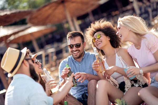 Grup arkadaşıyla sahilde parti. Gençler yaz tatili kutluyor.