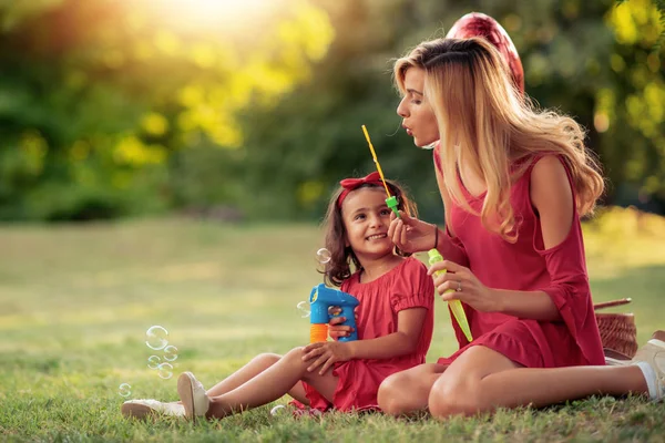 Mor Och Dotter Att Roligt Tillsammans Parken — Stockfoto