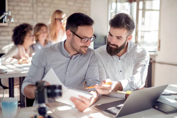 Los Socios Negocios Trabajan Juntos Una Computadora Portátil Oficina Moderna — Foto de Stock