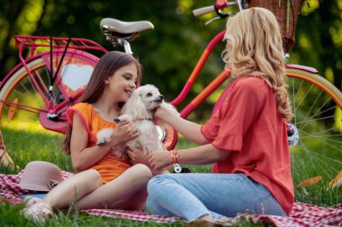 Anne ve kızı parkta eğleniyor.