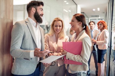 Ayakta ve yeni proje hakkında tartışmak iş adamları.