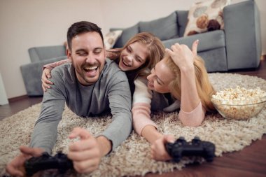 video oyunları, birlikte oturma odasında oynayan oyuncu ailesi.