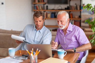 Birlikte, office iç çalışan iş adamları.