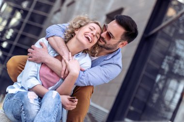 Güzel çift merdiven sarılma.