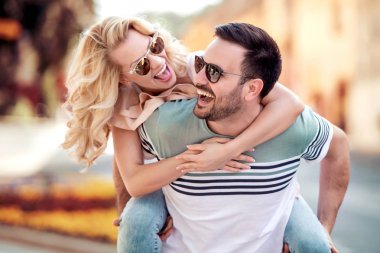 Çift eğleniyor. Şehirde kadın atçılık veren adam.