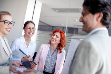 İşadamı gösteren sunu olgun ve meslektaşları için tartışmak.