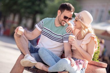 Mutlu sevgi dolu çift. Genç çift içecek kahve ve açık havada eğleniyor.