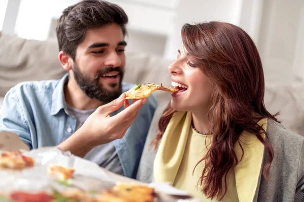 Casal Amoroso Relaxante Casa Comer Pizza — Fotografia de Stock