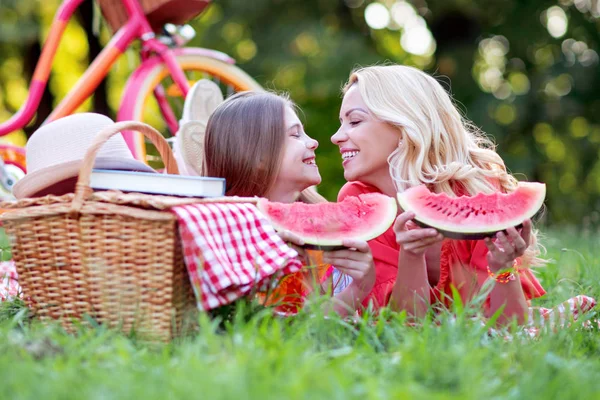 Familie Tijd Moeder Dochter Watermeloen Eten Het Park — Stockfoto