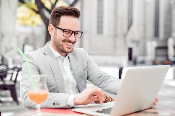 Giovane Uomo Affari Che Utilizza Suo Computer Portatile Caffè Godere — Foto Stock