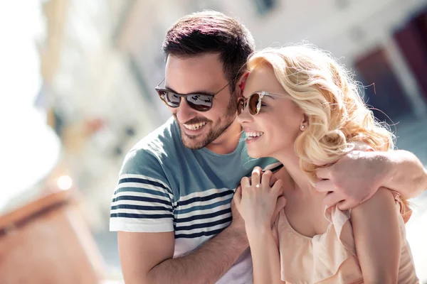 Smiling Couple Love Outdoors Young Happy Couple Hugging City Street — Stock Photo, Image