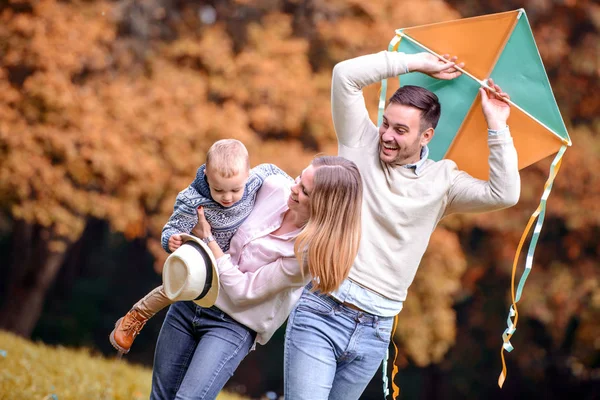 Junges Verliebtes Paar Vergnügt Sich Mit Seinem Sohn Und Genießt — Stockfoto