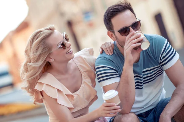 Feliz Pareja Amorosa Alegre Pareja Joven Beber Café Para Divertirse — Foto de Stock