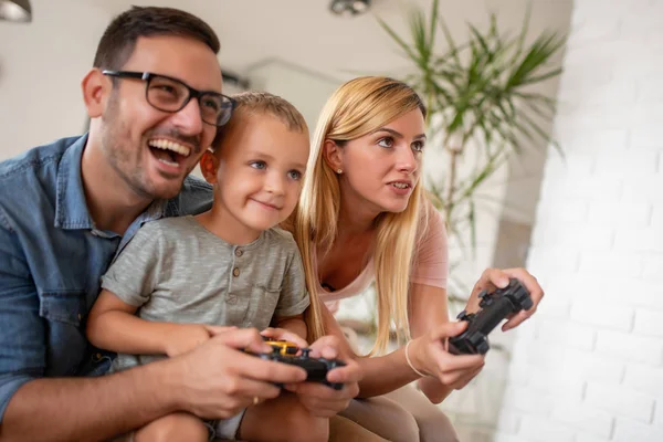 Jonge Gezin Spelen Van Videospellen Thuis — Stockfoto