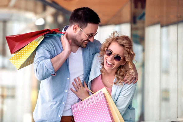 都市のショッピング バッグとカップルの肖像画 愛と幸福の概念 — ストック写真