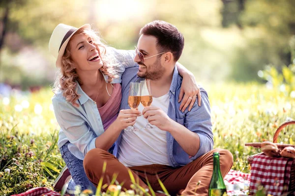 Dating Aşk Insanlar Kutlama Kavramı Gülümseyen Içme Çift Pikniğinde Şampanya — Stok fotoğraf