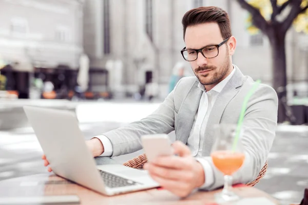 Uomo Affari Utilizzando Laptop Young Manager Che Lavorano Caffè Ricerca — Foto Stock