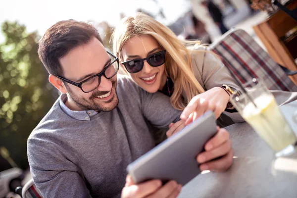 Paar Genießt Cafe Konzept Der Technologie Liebe Menschen Und Spaß — Stockfoto