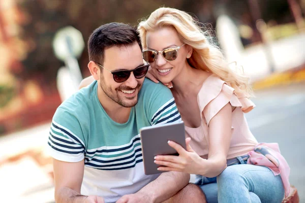 Pareja Joven Tomando Café Sentada Parque Ciudad Verano Usando Tableta — Foto de Stock