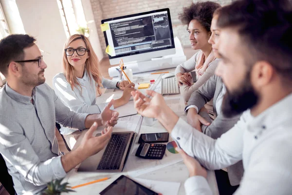 Gente Negocios Discutiendo Trabajando Juntos Durante Una Reunión Oficina — Foto de Stock