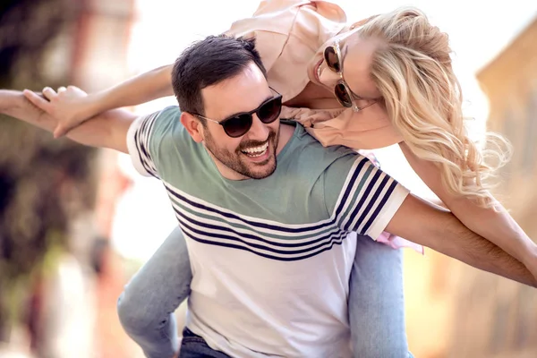 Casal Divertindo Homem Dando Passeio Piggyback Para Mulher Cidade — Fotografia de Stock