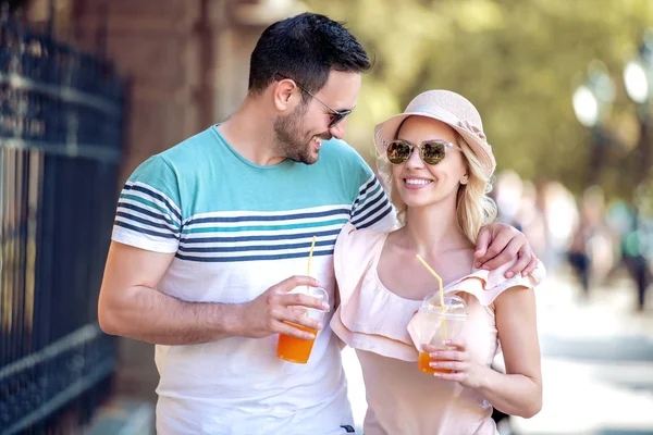 Pareja Joven Refrescante Con Jugo Naranja Parque — Foto de Stock