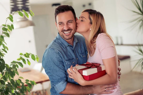 Beautiful Young Couple Celebrating Home Man Giving Gift His Girlfriend — стоковое фото