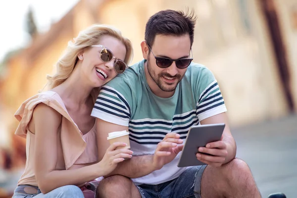 Hombre Mujer Pareja Joven Beber Café Sentarse Parque Ciudad Verano — Foto de Stock