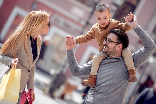 Venda Consumismo Pessoas Família Conceito Feliz Com Criança Pequena Sacos — Fotografia de Stock