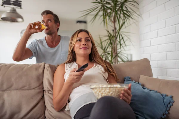 Feliz Joven Pareja Preparándose Para Ver Una Película Casa — Foto de Stock