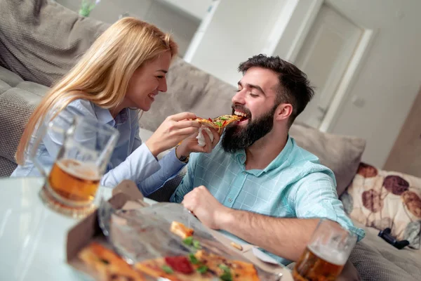 Glückliches Paar Das Spaß Ihrem Haus Hat Junge Frau Füttert — Stockfoto